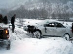 KOVANLıK - Buzdan Kayan Otomobil Irmağa Uçtu: 3 Yaralı