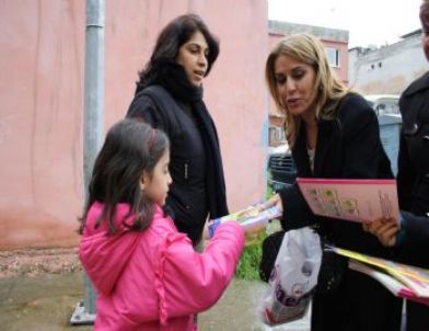 CHP’li Kadınlar Çocuklara Kitap Dağıttı