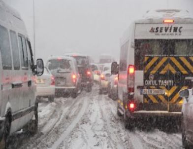 Kar yağışı trafiği felç etti