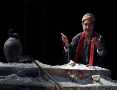 Kbt 'yunus Emre Aşk Ateşi' Adlı Oyunu Sahneledi