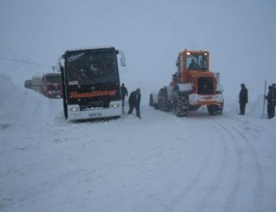 Malatya'da İki İlçe Karayolunda Kar Engeli