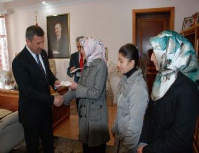 Vali Yılmaz'dan Başarılı Öğrencilere Para Ödülü