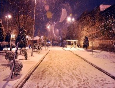 İstanbul’da Kar Yağışı Etkili Oluyor