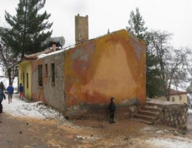 Okul Bahçesi Yıkılarak Temizlenecek