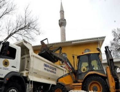 Yenimahalle'de Ekipler Cami, Sağlık Ocağı, Okulların Önlerini Temizliyor