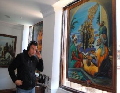 Turistler Anadolu Müziği Eşliğinde Kendi Dillerinde Din Büyüklerini Tanıyor