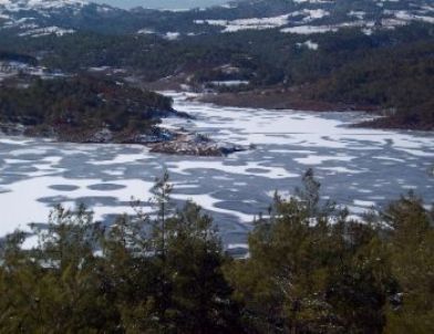 Taraklı'daki Sulama Göleti Buz Tuttu
