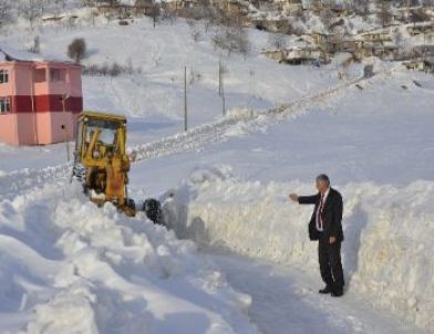 64 Yaşındaki İş Makinasıyla Karla Mücadele Edilmeye Çalışılıyor