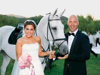 Burcu Esmersoy, Beyaz Atla Geldi Ardına Bakmadan Gitti