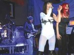 Hande Yener, Uludağ Fiesta Whitefest’de Üniversitelerle Buluştu