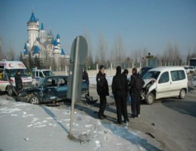 Hasta Taşıyan Otomobil Kamyonetle Çarpıştı: 6 Yaralı