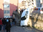 DEMIRCILI - Otomobil Duvardan Aşağı Uçtu: 1 Yaralı