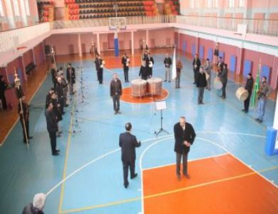 Yozgat'ta Camide Kur'an Okuyan Diller, Spor Salonunda Marş Söylüyor