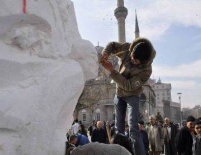 Buza Şekil Veren Heykeltıraşları Şaşkınlıkla İzlediler