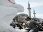 OSMAN YıLMAZ - Heykeltıraşlar, Şehir Meydanında Kardan Heykel Yaptı