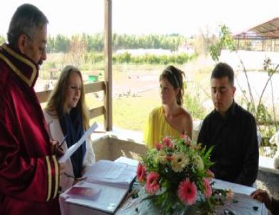 Türk Barmen ve İngiliz Sevgilisi 14 Şubat’ta Evlendi