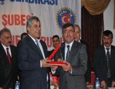 Başkan Akdoğan’a Teşekkür Plaketi