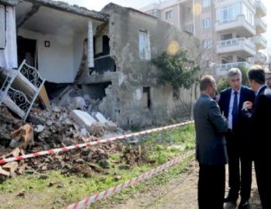 İzmir'de Ev Çöktü, Faciadan Dönüldü