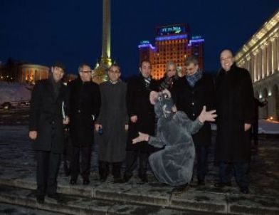 Taner Yıldız'a Kiev’de Fare Sürprizi