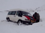 TEVFİK FİKRET - Ardahan'da Kar Yolları Kapadı,12 Yolcu Mahsur Kaldı
