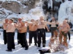 OSMAN DOĞAN - Kar Kaplanları, Donan Şelale Önünde Kar Banyosu Yaptı