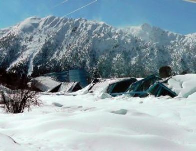 Kar Yığınlarının Ağırlığına Dayanamayan Çatılar Çöktü