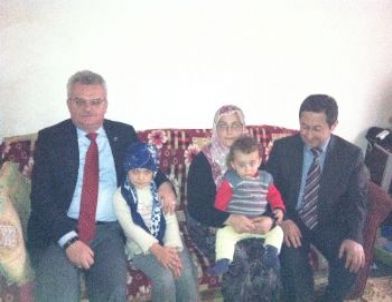 Vali Özcan, Fakir Aileye Destek Sözü Verdi