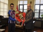 FAHRI YıLDıZ - Başarılı Sporculardan Başkan Yıldız'a Teşekkür Ziyareti