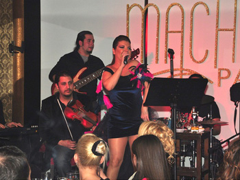 Elif Karlı, Yeni Albümünün İlk Şarkılarını Machka'da Seslendirdi