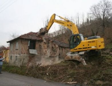 Sakarya'da Orta Hasarlı Binalar Yıkılıyor