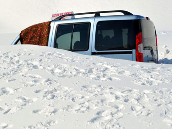 Kar ulaşımı felç etti... Yüzlerce araç mahsur kaldı...
