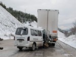 SÜLEYMAN YıLMAZ - İsparta'da Minibüs İle Tır Çarpıştı: 10 Yaralı