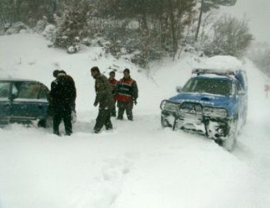 Kar Nedeniyle Mahsur Kalan Yaşlı Hastanın Yardımına Jandarma Koştu