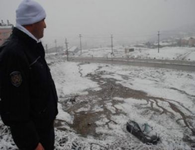 Karla Kaplı Yolda Kayan Araç Şarampole Yuvarlandı