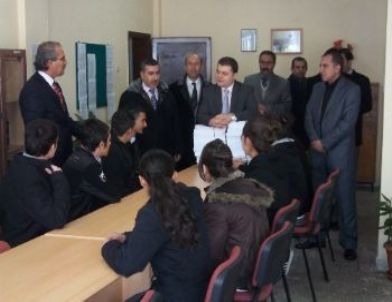 Kaymakamdan Lise Öğrencilere Üniversiteye Hazırlık Kitabı Desteği