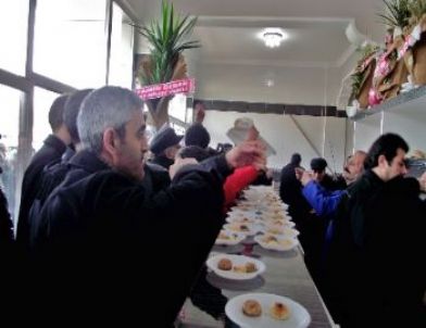 Fırın Açılışında Bedava Sıcak Ekmek Dağıtıldı