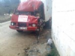 Kamyonet Duvara Çarptı: 1 Ölü