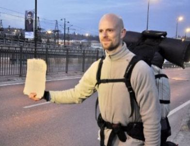 Lübnan’dan Fransa’ya Otostop Çekerek Gidiyor