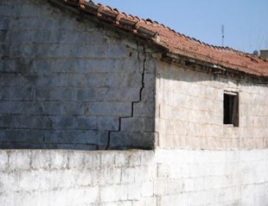 İzmir'deki Deprem Bacaları Yıktı