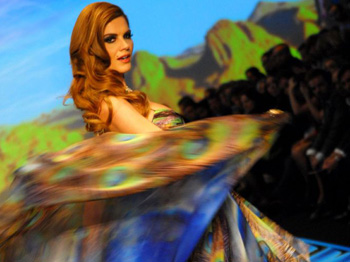 Wilma Elles, Modelliğe Alıştı