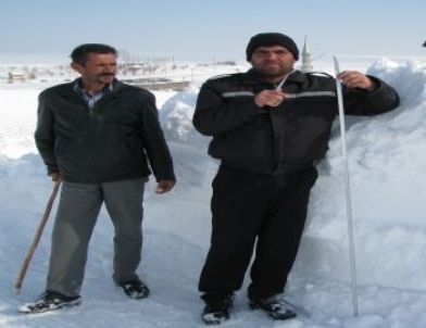 Yozgat'ta Çatılardaki Kar Kalınlığı 80 Santimetreyi Buldu