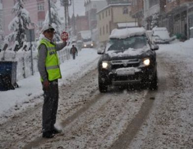 Öğrencilerden Karlı Yolda Trafik Uygulaması