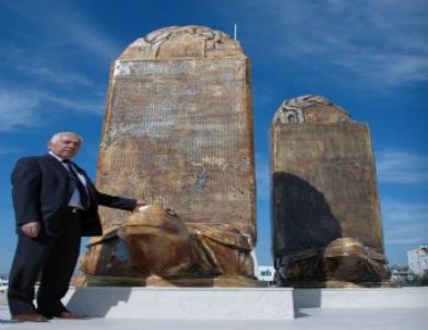 Orhun Abideleri 45 Bin Liraya Mersin'e Dikildi