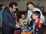 MERSIN VALISI - Vali Güzeloğlu Yuva Çocuklarını Sevindirmeye Devam Ediyor