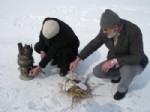 ABDULLAH ŞAHIN - Yozgat'ta Buz Tutan Göletin Üzerinde Çay Keyfi