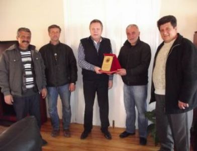 Ayvalıklı Devecilerden Türközen'e Plaket