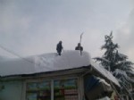 Çatılarda Kar Temizliği Başladı