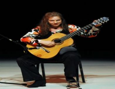 Nora Buschmann Gitarıyla Büyüledi