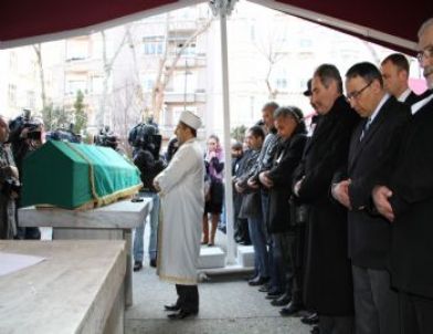 Yönetmen Yusuf Kurçenli Son Yolculuğuna Uğurlandı