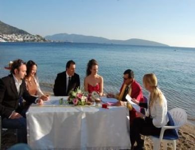 Aşık Oldukları Plajda Evlendiler